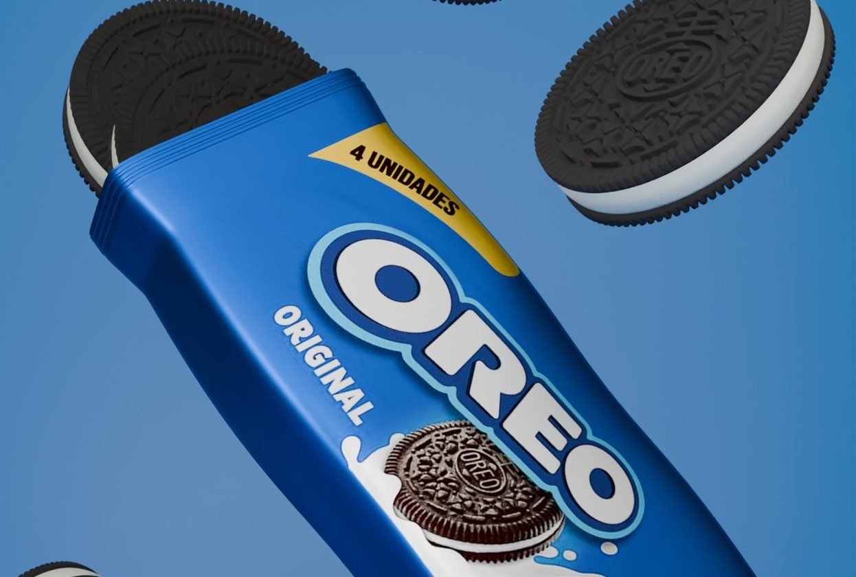 Paquete de galletas rodeado de galletas flotando sobre fondo azul